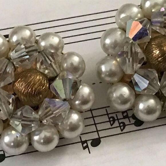 VINTAGE FAUX PEARL AND CRYSTAL CLIP-ON EARRINGS - Picture 3 of 3